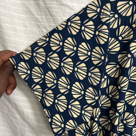 Lularoe Classic T Shirt Large Clam Shells Soft Navy Blue Legging Material Sz 3XL - Picture 3 of 6